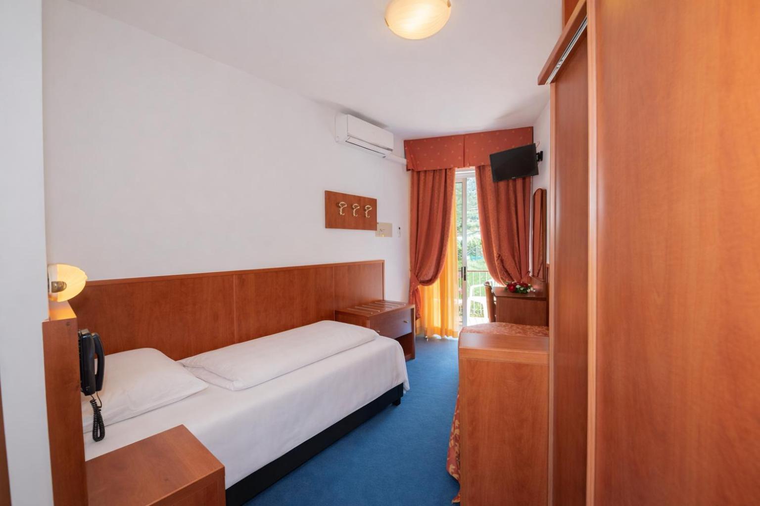 Standard Single Room with balcony and side Lake view